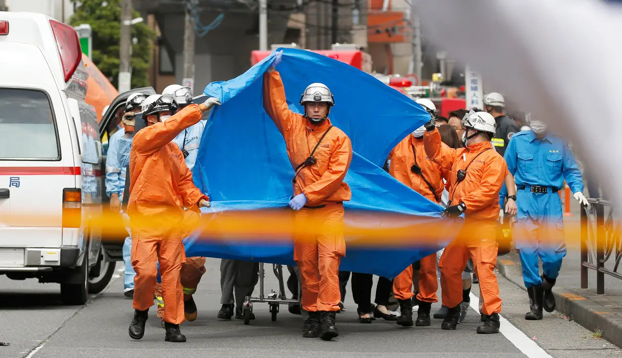 Tim penyelamat membawa korban penusukan massal di Kawasaki, dekat Tokyo, Jepang, Selasa (28/5/2019). Seluruh korban keritis telah dilarikan ke rumah sakit untuk mendapat perawatan intensif. (Kyodo News via AP)