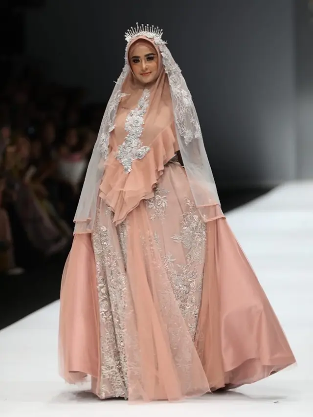 5 Potret Pesona Dewi Perssik dengan Balutan Hijab di Jakarta Fashion Week 2020