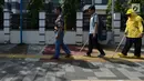 Penyandang disabilitas netra berjalan menyusuri ubin pemandu saat kampanye kegunaan ubin pemandu di trotoar kawasan Rawamangun, Jakarta, Selasa (2/4/2019). Kegiatan tersebut digelar untuk memberikan pengetahuan tentang cara berjalan menggunakan ubin pemandu. (merdeka.com/Imam Buhori)