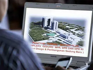 Seorang staff melihat gambar rancangan kawasan dan gedung baru DPR, saat berlangsung sosialisasi rencana pembangunan gedung tersebut, di Kompleks Parlemen, Senayan, Jakarta.(Antara)
