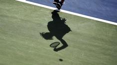 Petenis Jerman, Andrea Petkovic melakukan serfis saat melawan petenis Swiss, Belinda Bencic pada ajang Tunggal putri Tenis AS Terbuka di USTA Billie Jean King National Tennis Center, New York, (31/8/2016). (AFP/Jewel Samad)
