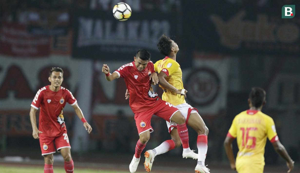 Gelandang Persija Jakarta, Sandi Sute, duel udara dengan Selangor FA pada laga persahabatan di Stadion Patriot, Jawa Barat, Kamis (6/9/2018). Persija kalah 1-2 dari Selangor FA. (Bola.com/M Iqbal Ichsan)