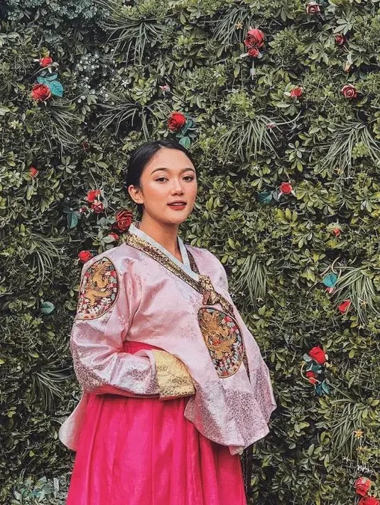 Marion Jola pernah mendapatkan penghargaan Musik Asia Mnet. Ia pun pernah menggunakan hanbok yang didominasi warna pink.  (@lalamarionmj)