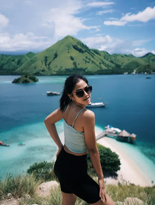 Perempuan kelahiran 3 Desember 1996 terlihat begitu menikmati pemandangan dari atas di Pulau Kelor, Labuan Bajo. Pemandangan indah ini menyempurnakan liburan Hana Saraswati sebelum kembali ke rutinitas untuk syuting. (Liputan6.com/IG/@hananaho)