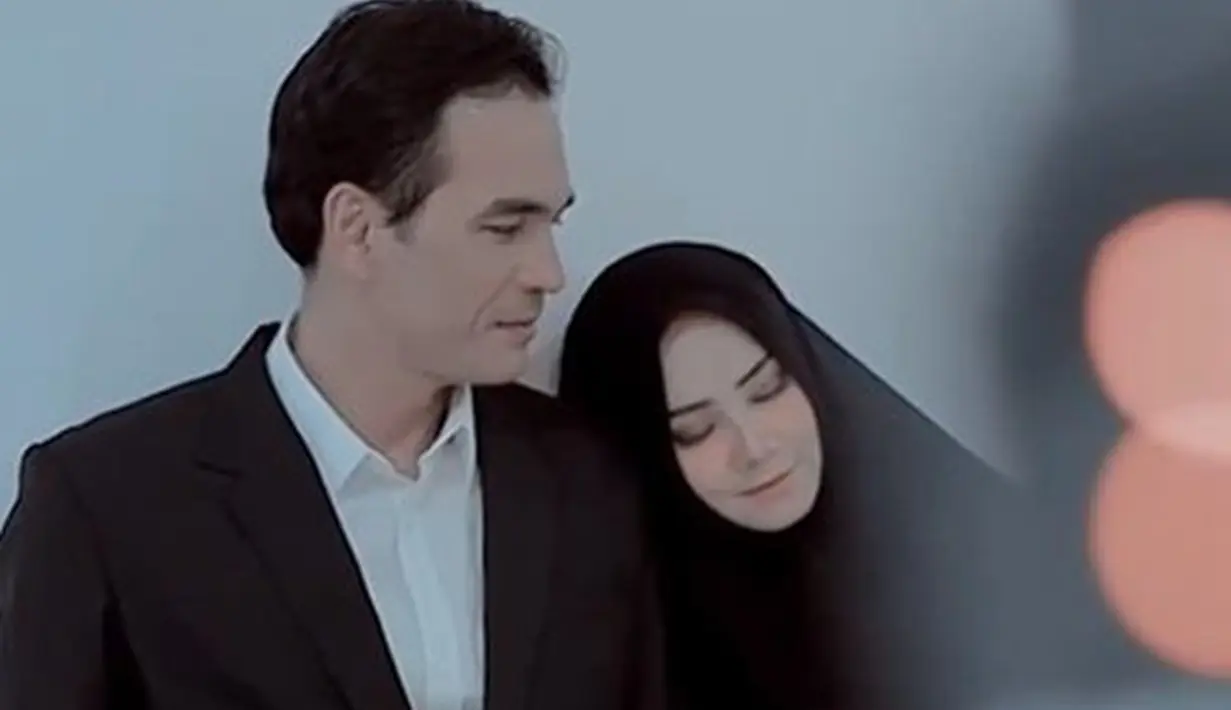 Setelah melangsungkan pernikahan, foto-foto prewedding Teddy Syach dan Anne baru terungkap ke publik. Inilah salah satu foto prewedding Teddy dan Anne yang serba putih sebagai lambang suci. Keduanya terlihat sudah begitu nyaman satu sama lain. (Liputan6.com/IG/@nitanitnot02)