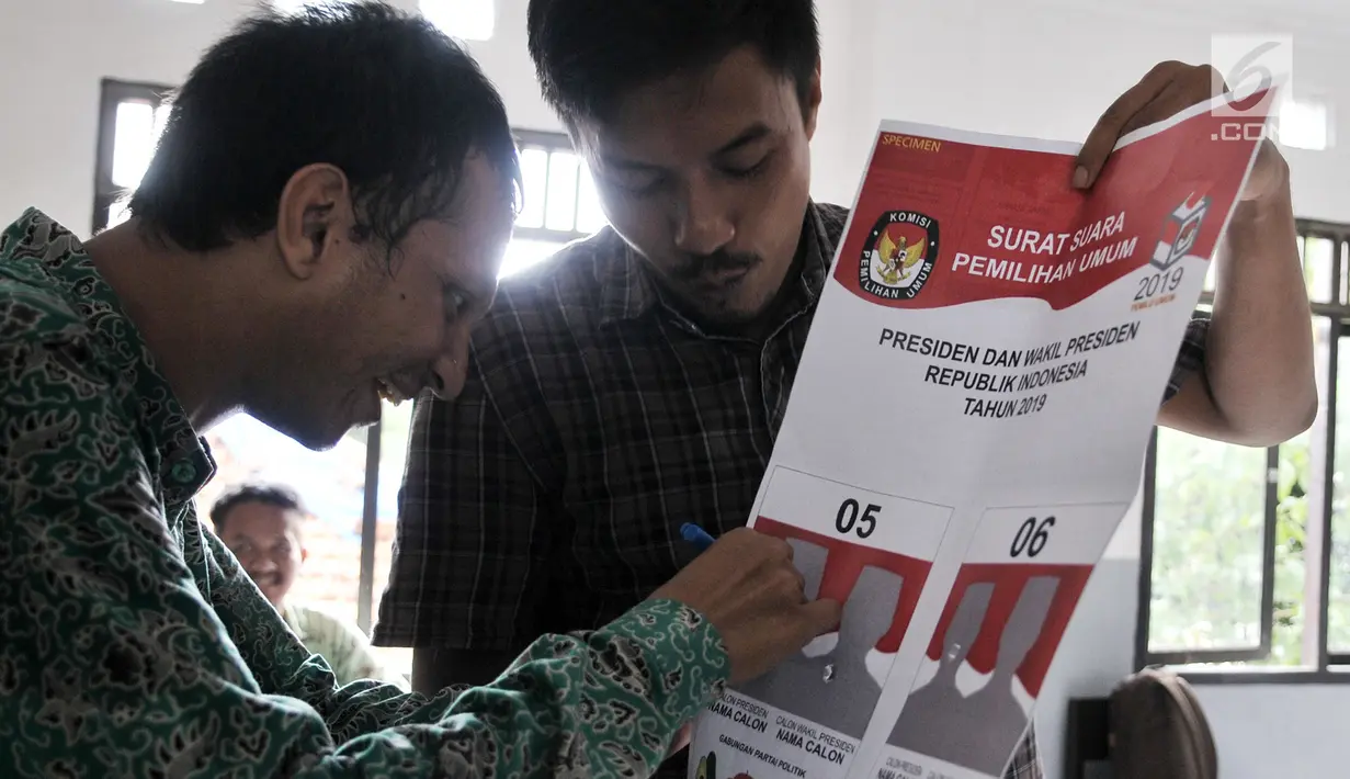 Pemilih pemula penyandang disabilitas mencoba mencoblos surat suara saat KPUD Bekasi menggelar sosialisasi Pemilu 2019 di SLB Al Gaffar Guchany, Bekasi, Rabu (20/2). (Merdeka.com/Iqbal Nugroho)