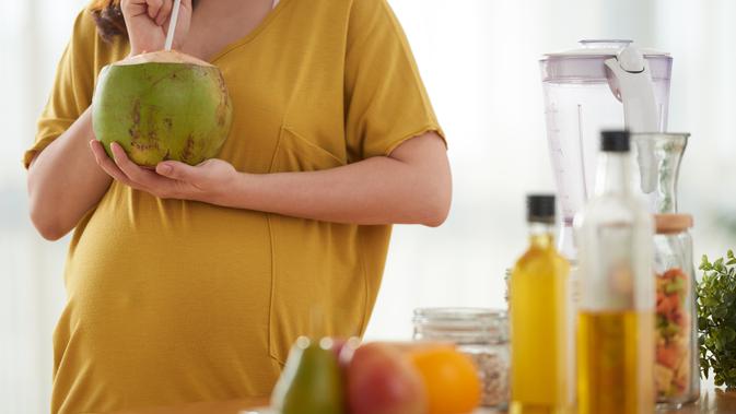 Mitos air kelapa pada ibu hamil./Copyright shutterstock.com