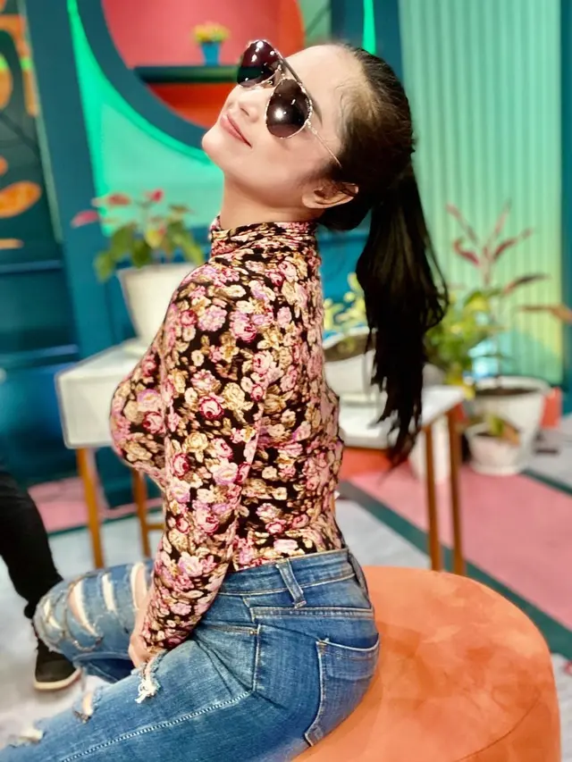 6 Potret Dewi Perssik saat Pakai Kacamata, Tetap Stylish