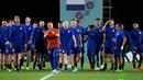 Para pemain Belanda melakukan pemanasan saat sesi latihan di Doha, Qatar, 8 Desember 2022. Belanda akan menghadapi Argentina dalam babak perempat final Piala Dunia 2022 pada 10 Oktober. (AP Photo/Eugene Hoshiko)