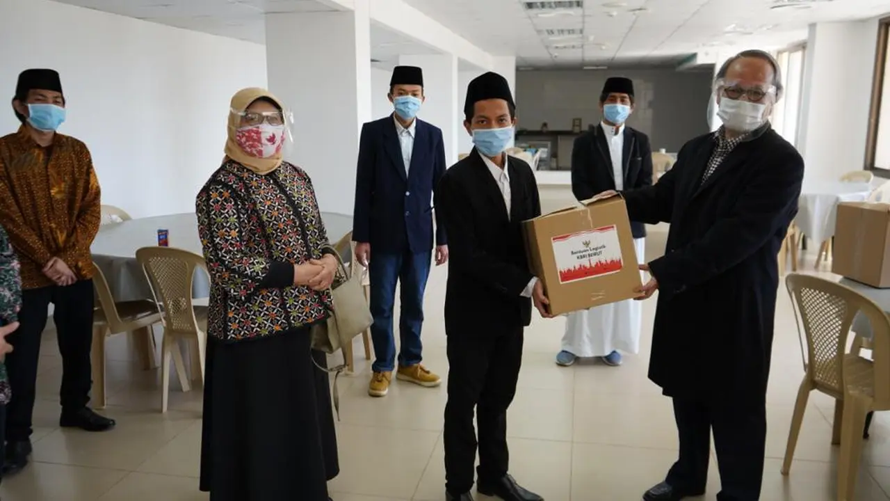 Kegiatan penyaluran paket bantuan sosial di tengah pandemi COVID-19 oleh KBRI Beirut kepada WNI di Lebanon.