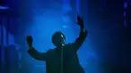 The Weeknd tampil di Vancouver, British Columbia, Kanada, 23 Agustus 2022. The Weeknd tampil mengenakan topeng dan mantel serta sarung tangan hitam khasnya. (Darryl Dyck/The Canadian Press via AP)
