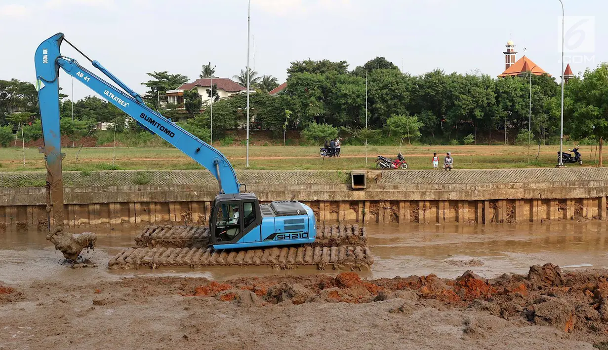 Alat berat mengeruk lumpur di kawasan Setu Babakan, Jakarta, Senin (7/5). Pengerukan dilakukan untuk menambah daya tampung air Setu Babakan. (Liputan6.com/Immanuel Antonius)