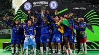 Raihan trofi UEFA Conference League mengukuhkan Chelsea sebagai klub pertama yang berhasil menjuarai ketiga kompetisi antarklub Eropa, yakni Liga Champions, Liga Europa, dan Conference League. Tampak dalam foto, pemain Chelsea merayakan trofi UEFA Conference League usai memenangi laga final melawan Real Betis di Tarczynski Arena, Wroclaw, Polandia, Rabu 28 Mei 2025 waktu setempat atau Kamis (29/5/2025) dini hari WIB. (John MACDOUGALL/AFP)