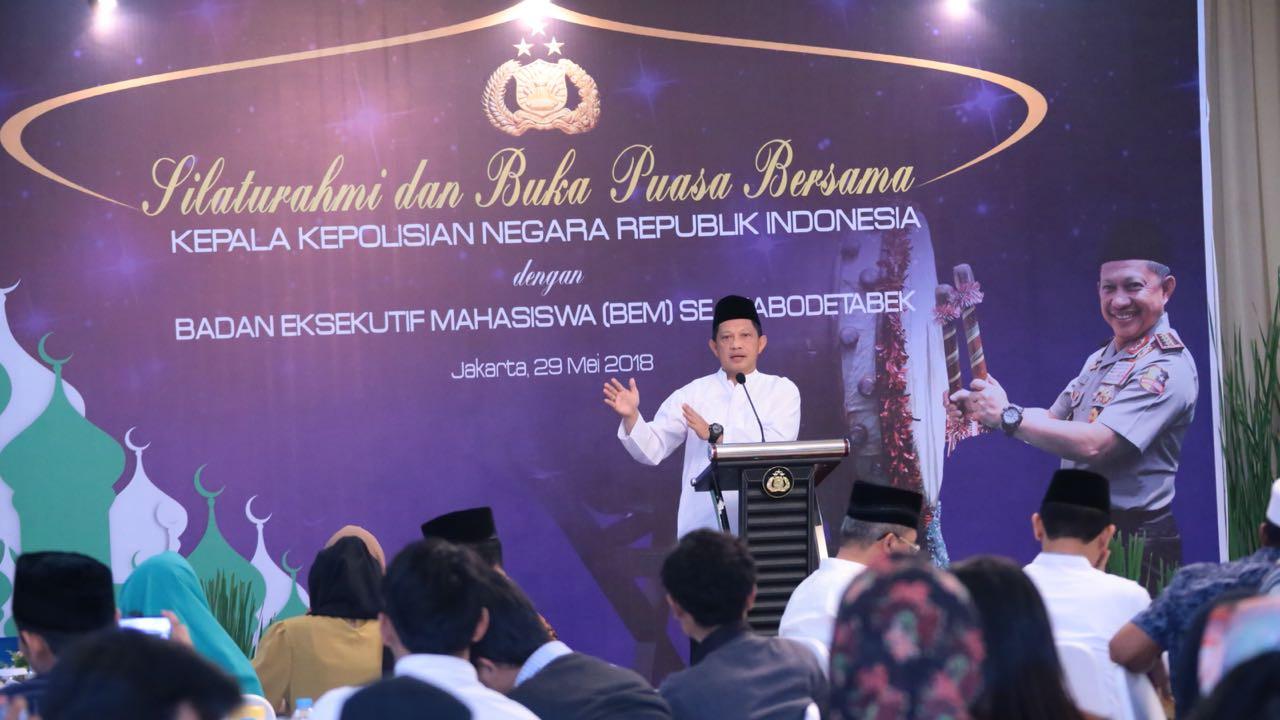 Kapolri Jenderal Tito Karnavian menghadiri acara buka puasa bersama  Ketua Badan Eksekutif Mahasiswa (BEM) Se-Jabodetabek di Wisma Bhayangkari, Jakarta Selatan pada Selasa (29/5/2018). (Liputan6.com/Nafiysul Qodar)