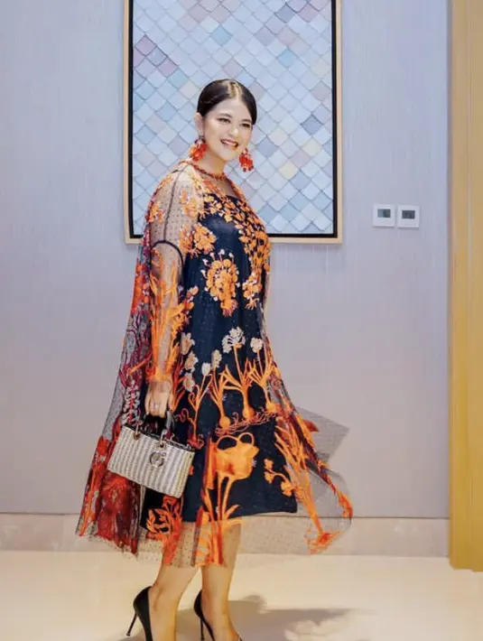 Kahiyang Ayu tampil elegan dengan dress hitam beraksen bordiran warna oranye dari desainer Biyan.  [@ayanggkahiyang]