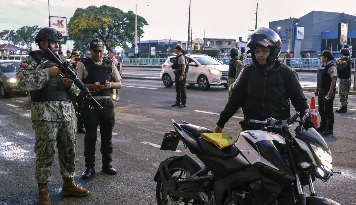 Presiden Ekuador Guillermo Lasso pada 1 April 2023, mengumumkan keadaan darurat di pelabuhan negara utama Guayaquil dan distrik tetangga Duran dan Samborondon, serta di provinsi Santa Elena dan Los Rios - daerah yang terguncang dari kejahatan terkait narkoba.  (AFP/Gerardo Menoscal)