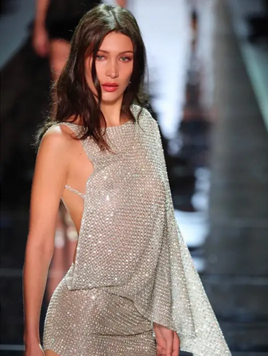 Bahagia dengan jumlah followernya yang sudah berjumlah 10 Juta, Bella mengutarakan rasa senangnya dengan mengunggah sebuah foto dan menyertakan tulisan mengucapkan rasa terimakasih. (Instagram/bellahadid)