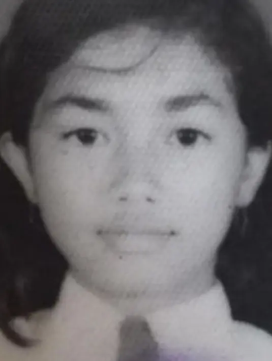 Ussy istri Andhika Pratama saat SD sudah memiliki wajah berkesan tegas. Sosoknya yang percaya diri sudah terlihat dari sorot mata Ussy. Foto Ussy saat masih kecil ini curi perhatian hingga banjir komentar pujian dari netizen. (Liputan6.com/IG/ussypratama)