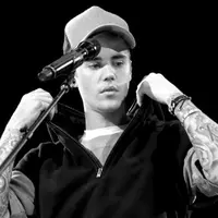 Selain dikenal memiliki suara yang luar biasa, Justin Bieber juga dikenal sebagai sosok yang sering berbuat ulah. Terutama kepada para penggemarnya yang seringkali ribut dengannya. (AFP/Jason Merrit)