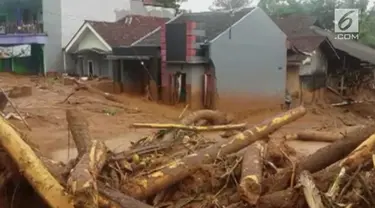 Ratusan orang mencari korban longsor Brebes dengan menggunakan alat seadanya.