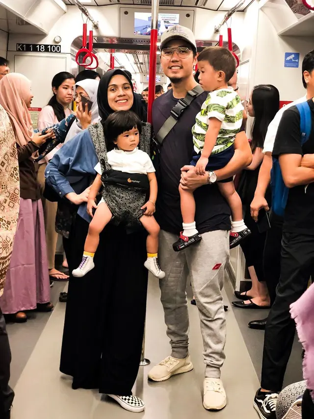 Keseruan Nycta Gina dan Keluarga Kecilnya