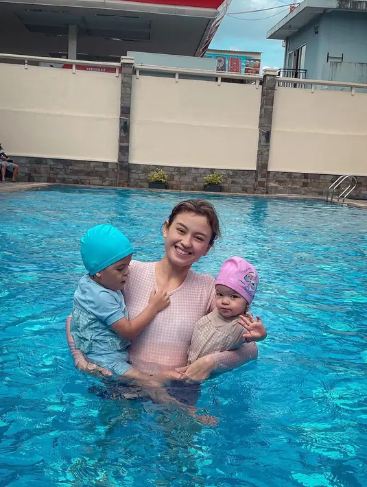 Momen manis terlihat saat Kimberly Rider membawa kedua anaknya berenang. [Foto: Instagram/kimbrlyryder]