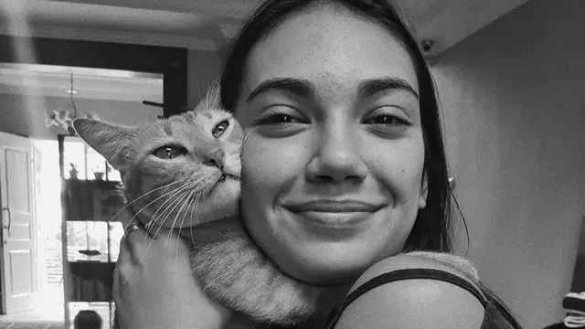 FOTO: Gaya Santai Haico Van der Veken Bareng Kucing Peliharaan, Menggemaskan