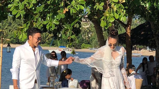Hal Unik Di Pernikahan Nadine Chandrawinata Dimas Anggara Showbiz Liputan6 Com