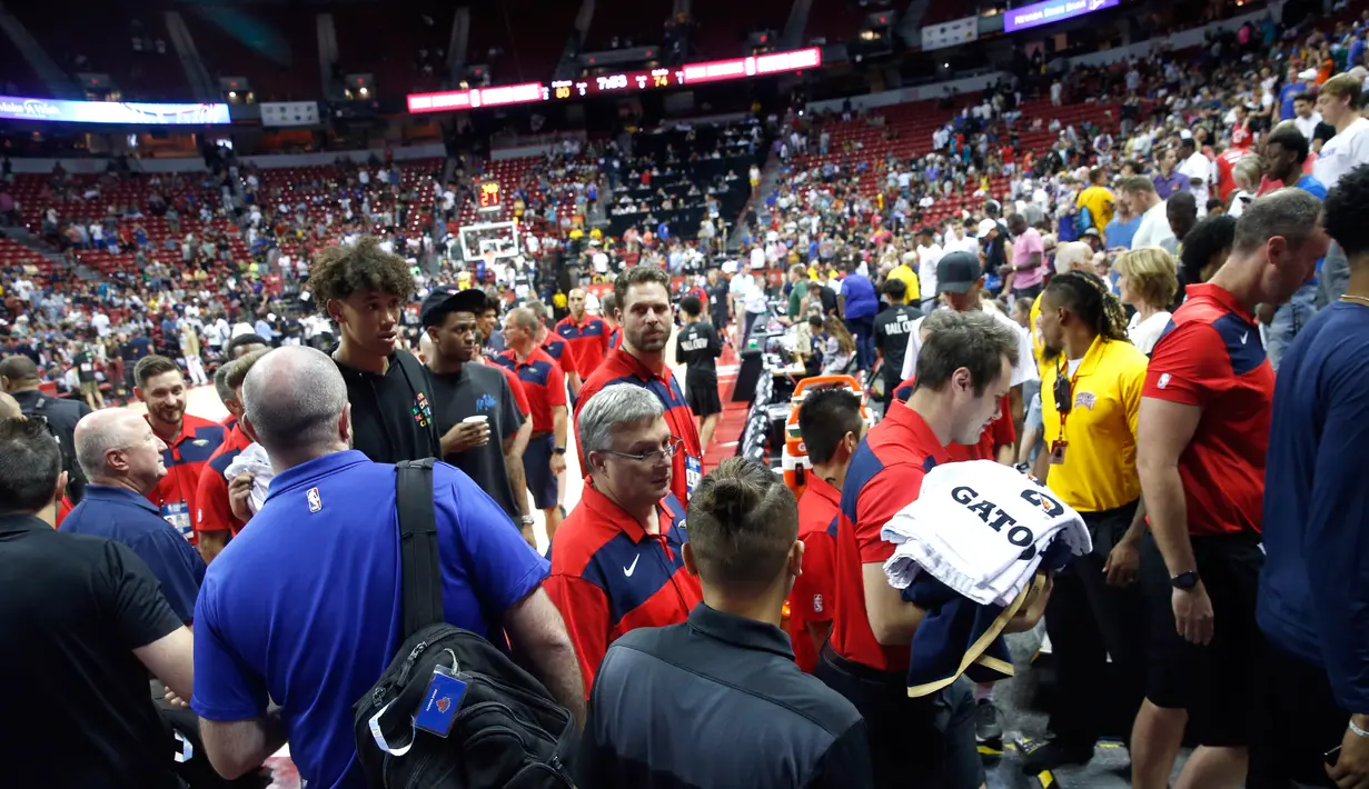Penonton dan pemain meninggalkan lapangan setelah gempa bumi berkekuatan magnitudo 7,1 yang terjadi di California mengguncang Thomas & Mack Center saat pertandingan antara New Orleans Pelicans melawan New York Knicks pada NBA Summer League 2019, Las Vegas, Nevada (5/7/2019). (AP Photo/Steve Marcus)