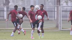 Timnas Indonesia U-20 menjalani sesi latihan terakhir di Lapangan ABC, Kompleks Gelora Bung Karno (GBK), Senayan, Jakarta, Jumat (24/5/2024) pagi. Latihan ini menjelang keberangkatan ke Italia untuk pemusatan latihan (TC) di Como dan selanjutnya mengikuti turnamen Toulon Tournament 2024 di Prancis. (Bola.com/Abdul Aziz)