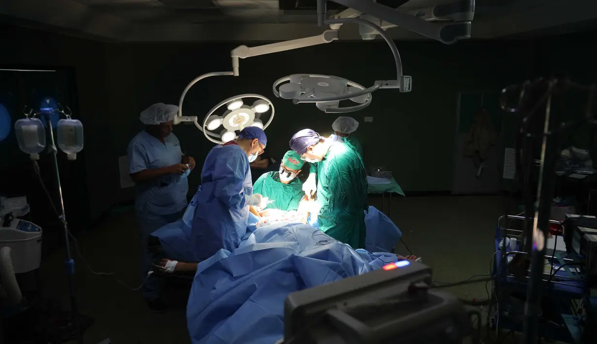 Di Khan Yunis, Rumah Sakit Nasser menyebut bahwa kondisi mereka sudah memasuki jam-jam terakhir yang krusial. Kondisi tersebut disebabkan krisis bahan bakar yang makin memburuk. (Foto oleh AFP)