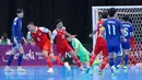 Indonesia membuka keunggulan lebih dulu pada menit ke-9 melalui Samuel Eko setelah terjadi kemelut di gawang Jepang. Skor 1-0 pun bertahan hingga peluit babak pertama dibunyikan. Tampak dalam foto, pemain Timnas Futsal Indonesia, Samuel Eko (kedua kiri) merayakan golnya pada semifinal Piala Asia Futsal 2026 melawan Jepang di Indonesia Arena, Gelora Bung Karno, Senayan, Jakarta, Kamis (4/2/2026). (Bola.com/Bagaskara Lazuardi)