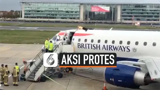 Seorang pengunjuk rasa berbaring di atas pesawat di Bandara London City. Ini merupakan bagian dari aksi protes terkait rencana pemerintah untuk memperluas bandara.