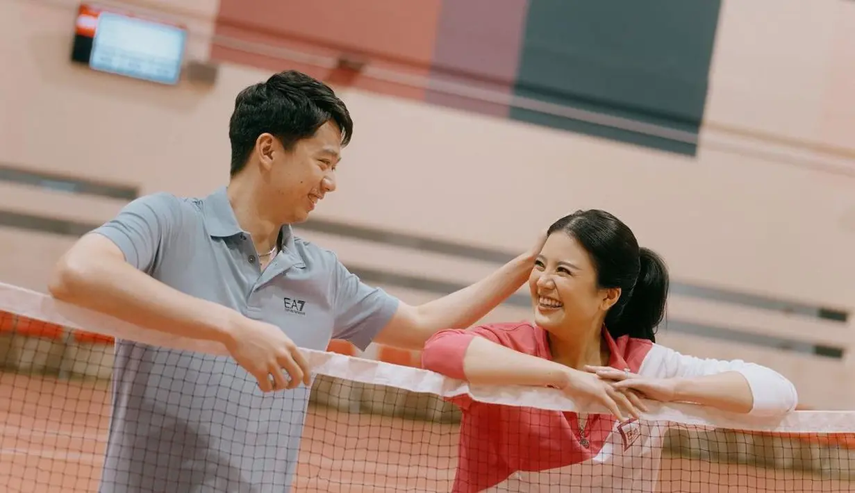 Berprofesi sebagai atlet, tentu konsep prewedding bertema olahraga menjadi pilihan Kevin Sanjaya dan Valencia Tanoesoedibjo. Keduanya tampil serasi pakai sporty outfit nuansa cerah. [Instagram].