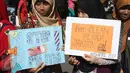 Mahasiswa yang tergabung dalam TPPJ KAMMI membawa poster saat aksi damai disela kegiatan Car Free Day di Jakarta, Minggu (9/4). Aksi itu sebagai bentuk imbauan agar masyarakat tidak terlibat politik uang dalam Pilkada DKI 2017. (Liputan6.com/Angga Yuniar)