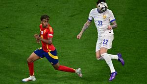 Pemain asal klub Barcelona itu turut cetak satu gol dalam laga yang dimenangkan Timnas Spanyol dengan skor 2-1 ini. (Tobias SCHWARZ / AFP)