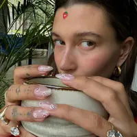 Nail art Hailey Bieber jadi sorotan (@haileybieber)
