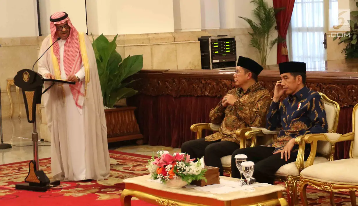 Pangeran Khalid bin Sultan Abdul Aziz Al Suud memberi sambutan di depan Presiden Jokowi dan peserta Musabaqah Hafalan Alquran dan Hadis (MHQH) tingkat Asean Pasifik ke-10 di Istana Negara, Kamis (22/3). (Liputan6.com/Angga Yuniar)