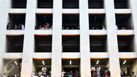 Sejumlah umat muslim dari berbagai daerah sedang beristirahat usai menjalankan salat Subuh di Masjid Istiqlal, Jakarta, Jumat (4/10). Masjid Istiqlal rencananya menjadi salah satu titik kumpul pengunjuk rasa demo 4 November. (Liputan6.com/Johan Tallo)