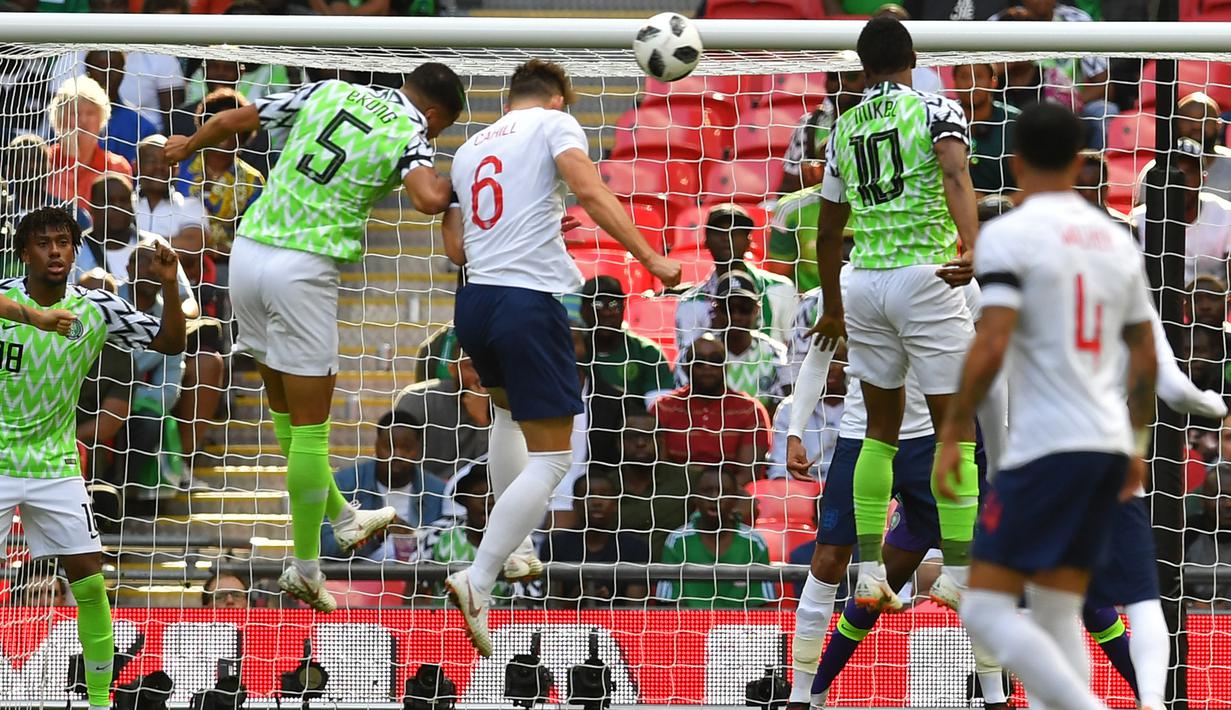 Proses terjadinya gol yang dicetak bek Inggris, gary Cahill ke gawang Nigeria pada laga persahabatan di Stadion Wembley, London, Sabtu (2/6/2018). Inggris menang 2-1 atas Nigeria. (AFP/Ben Stansall)