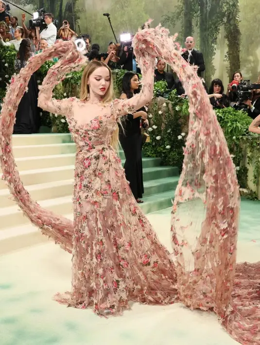 Penampilan memukau Dove Cameron di Met Gala 2024. Ia hadir mengenakan gaun bunga dekonstruksi yang menakjubkan dari Diesel berlengan epik. [Foto: Instagram/stylewithtiffanyblair]