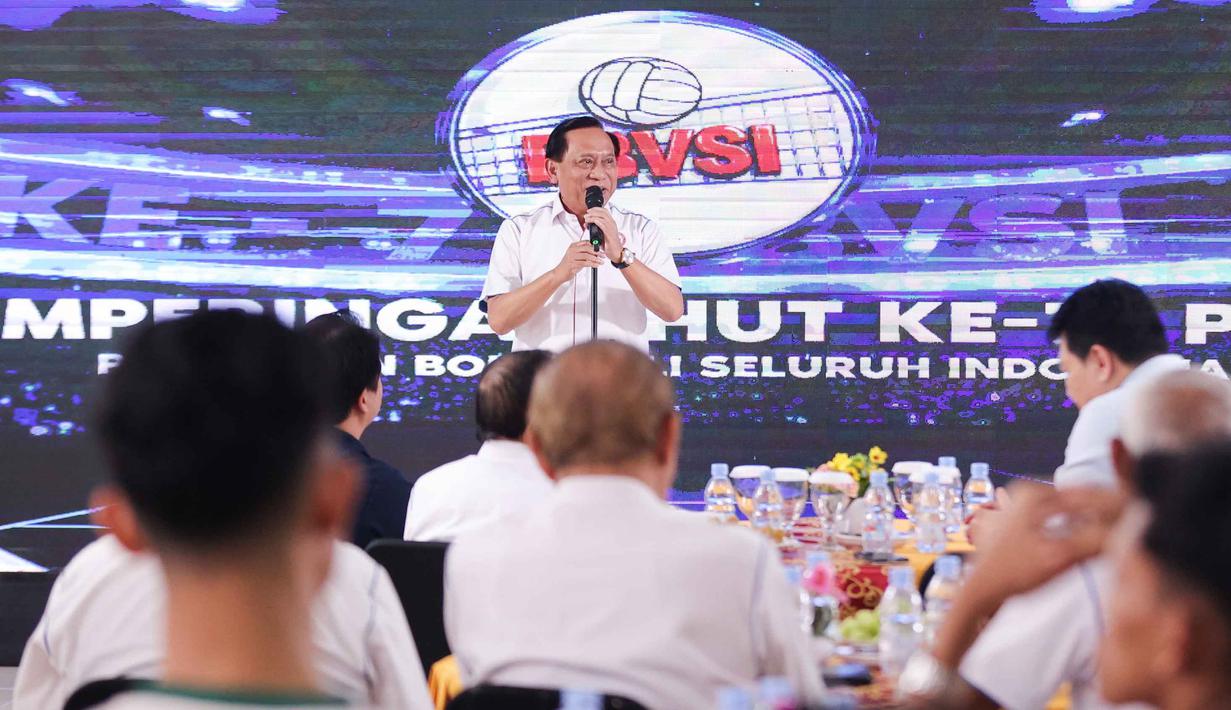 Ketua Umum Persatuan Bola Voli Seluruh Indonesia (PBVSI), Imam Sudjarwo, memberikan sambutan saat syukuran peringatan Hari Ulang Tahun (HUT) PBVSI ke-71 di Gedung Serbaguna Padepokan Voli Sentul, Bogor, Jawa Barat, pada Kamis (26/2/2026) sore hari WIB. (Bola.com/Abdul Aziz)
