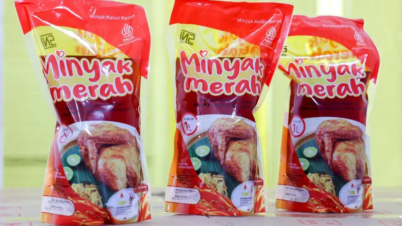 <p>Minyak Makan Merah Pagar Merbau, di Kabupaten Deli Serdang, Sumatera Utara (Sumut), yang dikelola koperasi sebagai bentuk inisiatif Kementerian Koperasi dan UKM (KemenKopUKM) melalui kemitraan antara Koperasi Pujakesuma dengan PT PTPN II. (Foto: Humas Kemenkop)</p>
