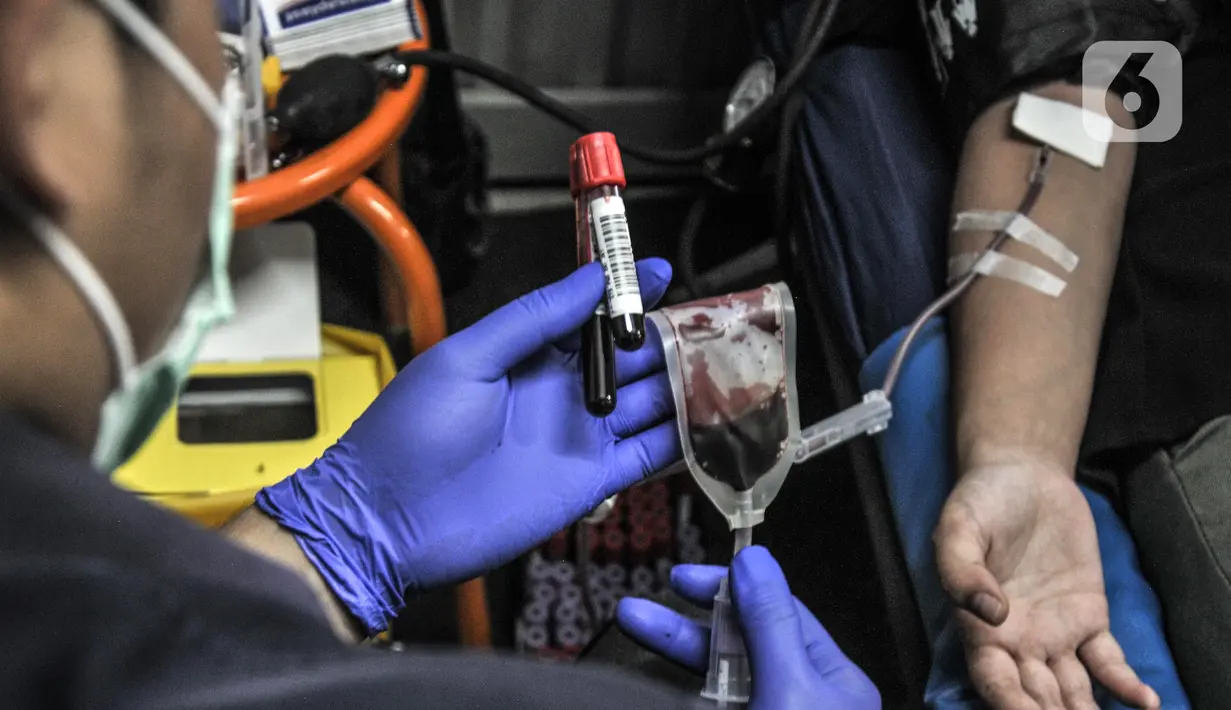 Petugas PMI DKI Jakarta melakukan pengambilan darah saat kegiatan donor darah keliling di Thamrin 10, Jakarta Pusat, Senin (14/3/2022). Kebutuhan darah saat normal di Jakarta antara 1.000-1.200 kantong darah per hari. (merdeka.com/Iqbal S. Nugroho)