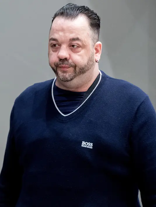 Niels Hoegel, mantan perawat yang telah membunuh 85 pasiennya, tiba di pengadilan untuk menjalani sidang pembacaan vonis di Oldenburg, utara Jerman, Kamis (6/6/2019). Kasus ini merupakan pembunuhan berantai tersadis dalam sejarah Jerman pasca-perang. (Hauke-Christian Dittrich /POOL/AFP)