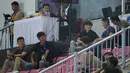 Pelatih Timnas Indonesia, Shin Tae-yong (tengah), bercengkrama dengan asisten pelatih saat menyaksikan pertandingan pekan keempat BRI Liga 1 2023/2024 antara Dewa United melawan Persik Kediri yang berlangsung di Stadion Indomilk Arena, Tangerang, Jumat (21/7/2023). (Bola.com/Ikhwan Yanuar)