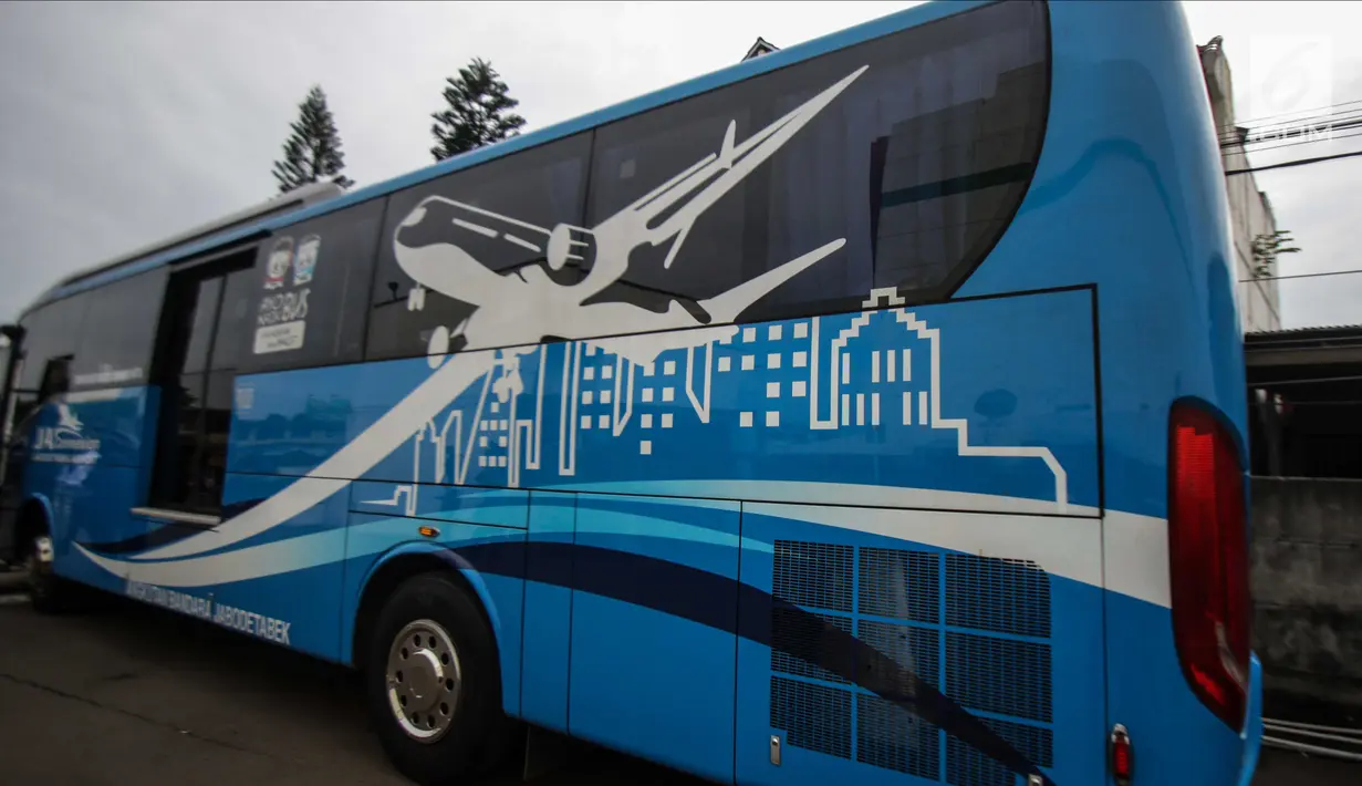 Tampilan bus Transjabodetabek Premium milik Perum PPD saat menunggu calon penumpang di Tamini Square, Jakarta, Kamis (14/12). Bus ini juga dilengkapi AC, Wi-Fi gratis, soket charger ponsel, CCTV hingga seatbelt di setiap kursi.(Liputan6.com/Faizal Fanani)