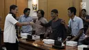 Wakil Gubernur DKI Jakarta Sandiaga Uno bersalaman dengan perwakilan sopir angkot di Balai Kota, Jakarta, Rabu (31/1). Turut hadir dalam rapat itu Walikota Jakpus Mangara Pardede, Kepala Satpol PP DKI Yani Wahyu Purwoko. (Liputan6.com/Arya Manggala)