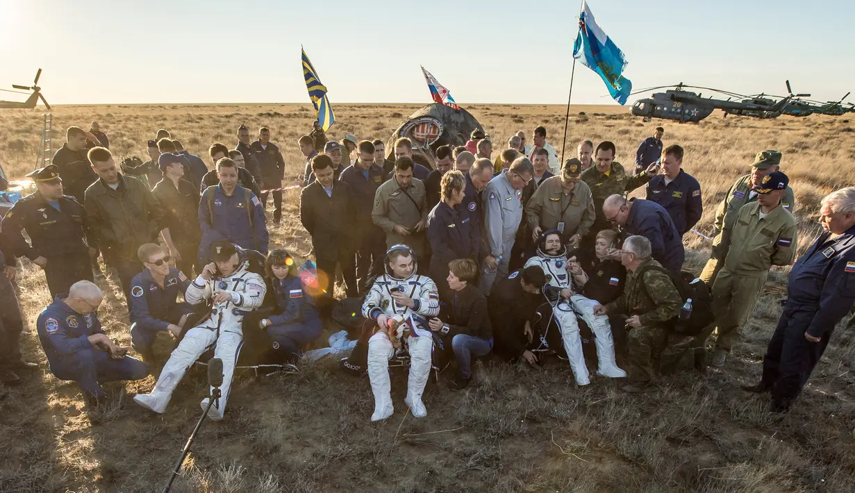 Tiga astronaut Stasiun Luar Angkasa Internasional (ISS) Jeff Williams dari AS, Alexey Ovchinin dan Oleg Skripochka dari Rusia beristirahat usai berhasil mendarat dengan selamat di dekat Kota Zhezkazgan, Kazakhstan, (7/9). (Bill Ingalls/NASA/Reuters)
