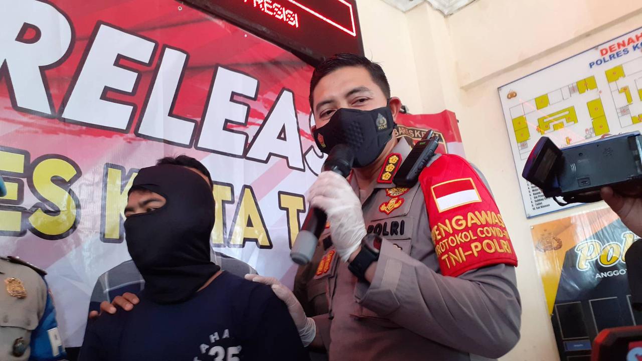 Polisi tangkap pelaku pemukulan balita dalam video viral. Aksi pelaku diketahui di wilayah Tangerang. (Liputan6.com/Pramita Tristiawati)